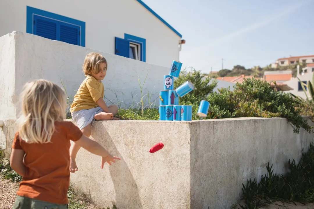 BS Toys Blikgooien Werpspel - Pittenzak Gooien - Kinderspeelgoed vanaf 3 Jaar - Buitenspeelgoed - 10 Blikken - Blauw - Spelletjes voor kinderen - Buiten speelgoed - Buitenspel - Buiten Spellen - Tuin Speelgoed - Cadeau kind