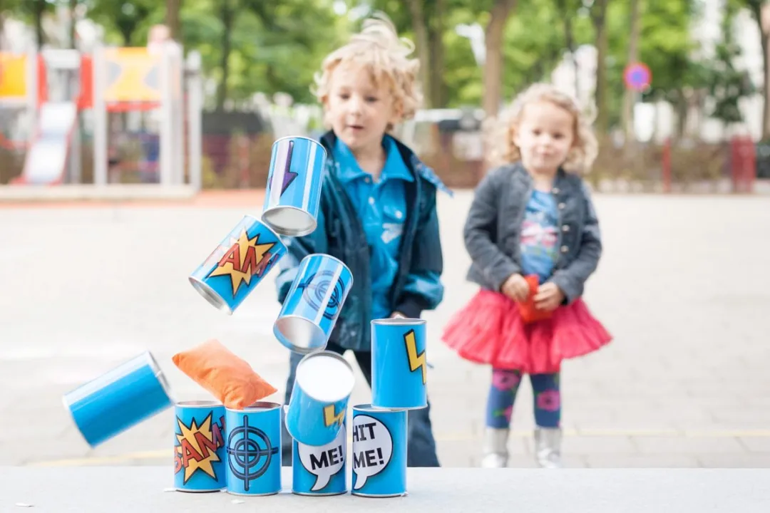 BS Toys Blikgooien Werpspel - Pittenzak Gooien - Kinderspeelgoed vanaf 3 Jaar - Buitenspeelgoed - 10 Blikken - Blauw - Spelletjes voor kinderen - Buiten speelgoed - Buitenspel - Buiten Spellen - Tuin Speelgoed - Cadeau kind