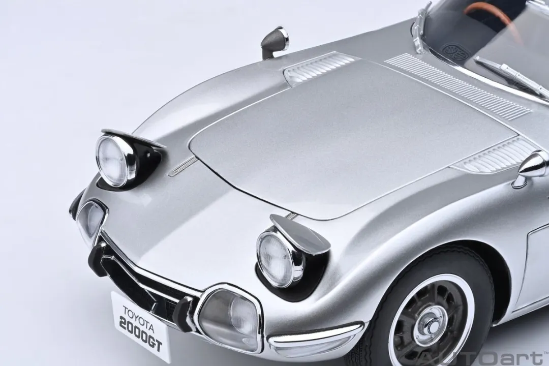 Toyota 2000GT AUTOart 1/18 Modelauto - Silver