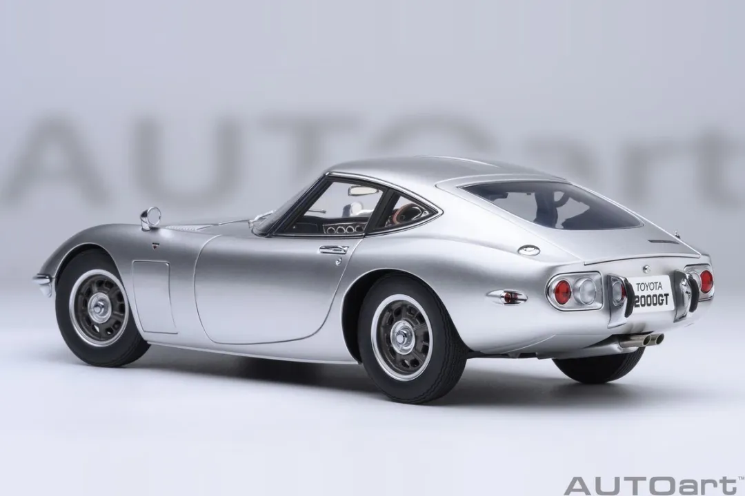 Toyota 2000GT AUTOart 1/18 Modelauto - Silver