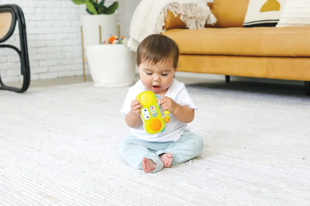 Infantino Music & Light Pretend Mini Boombox Rammelaar