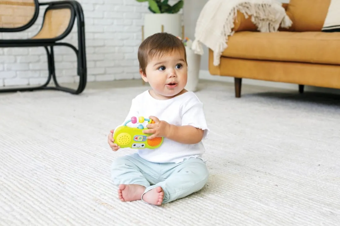 Infantino Music & Light Pretend Mini Boombox Rammelaar