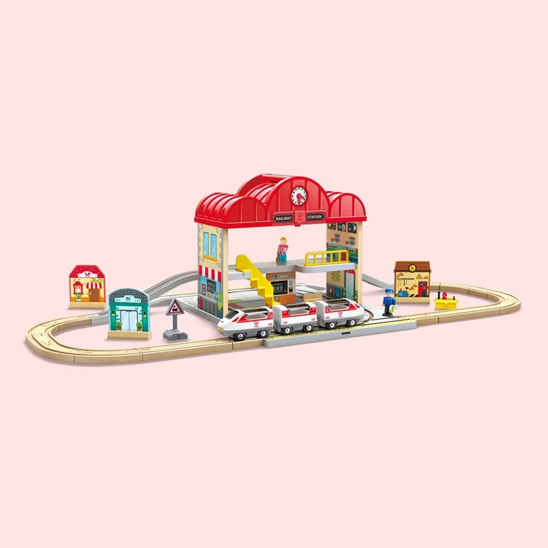 Hape E3877 Draagbare Treinstationset - 40 Stuks - Multicolor