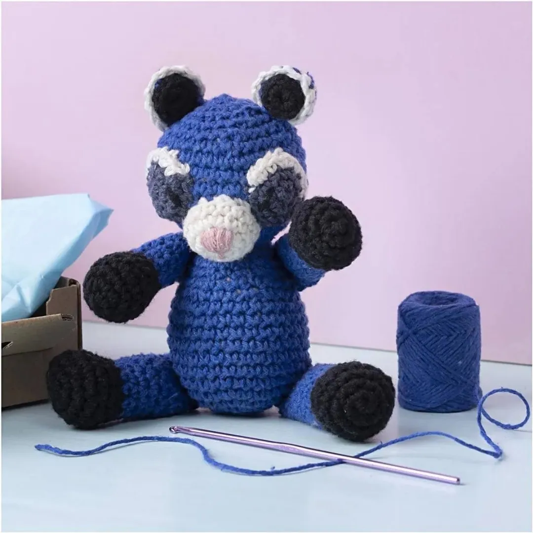 Creativ Company Haakpakket Amigurumi Wasbeer - Zwart/Blaauw