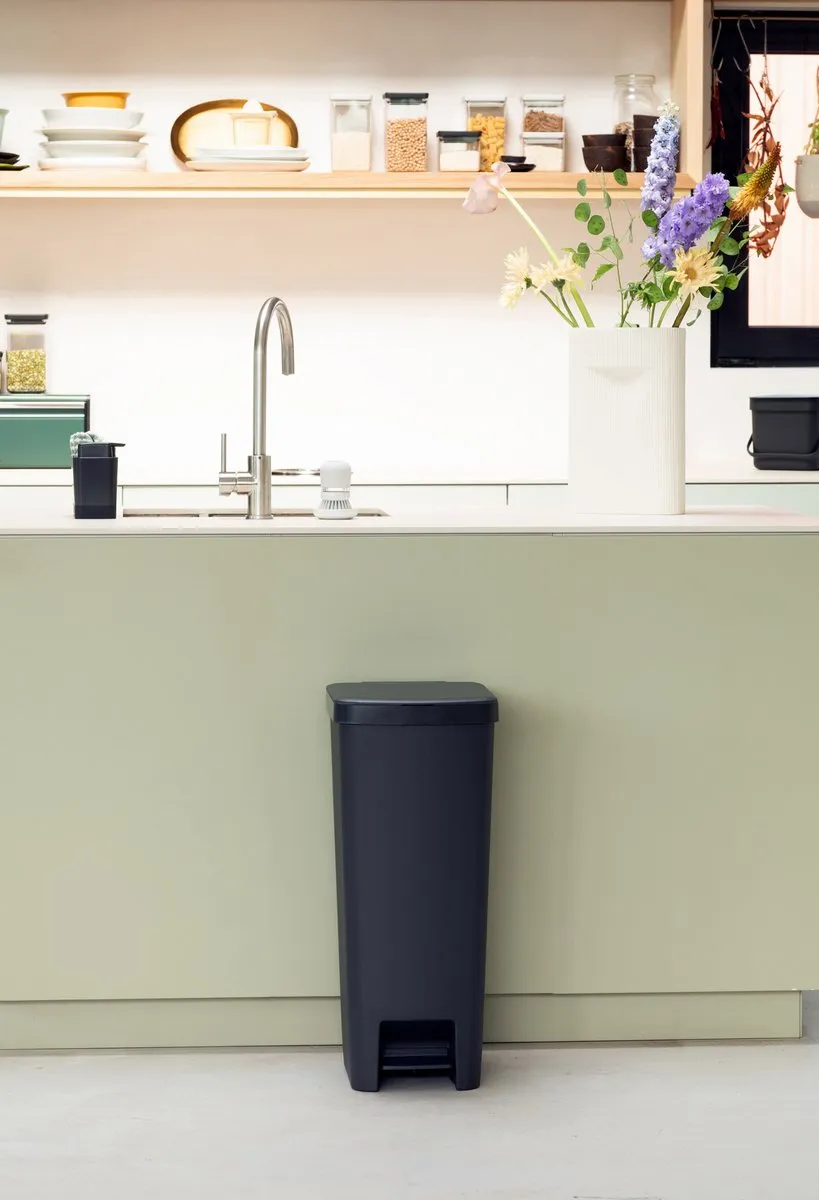 Brabantia StepUp Prullenbak 40L - Dark Grey - afbeelding 6 van 6
