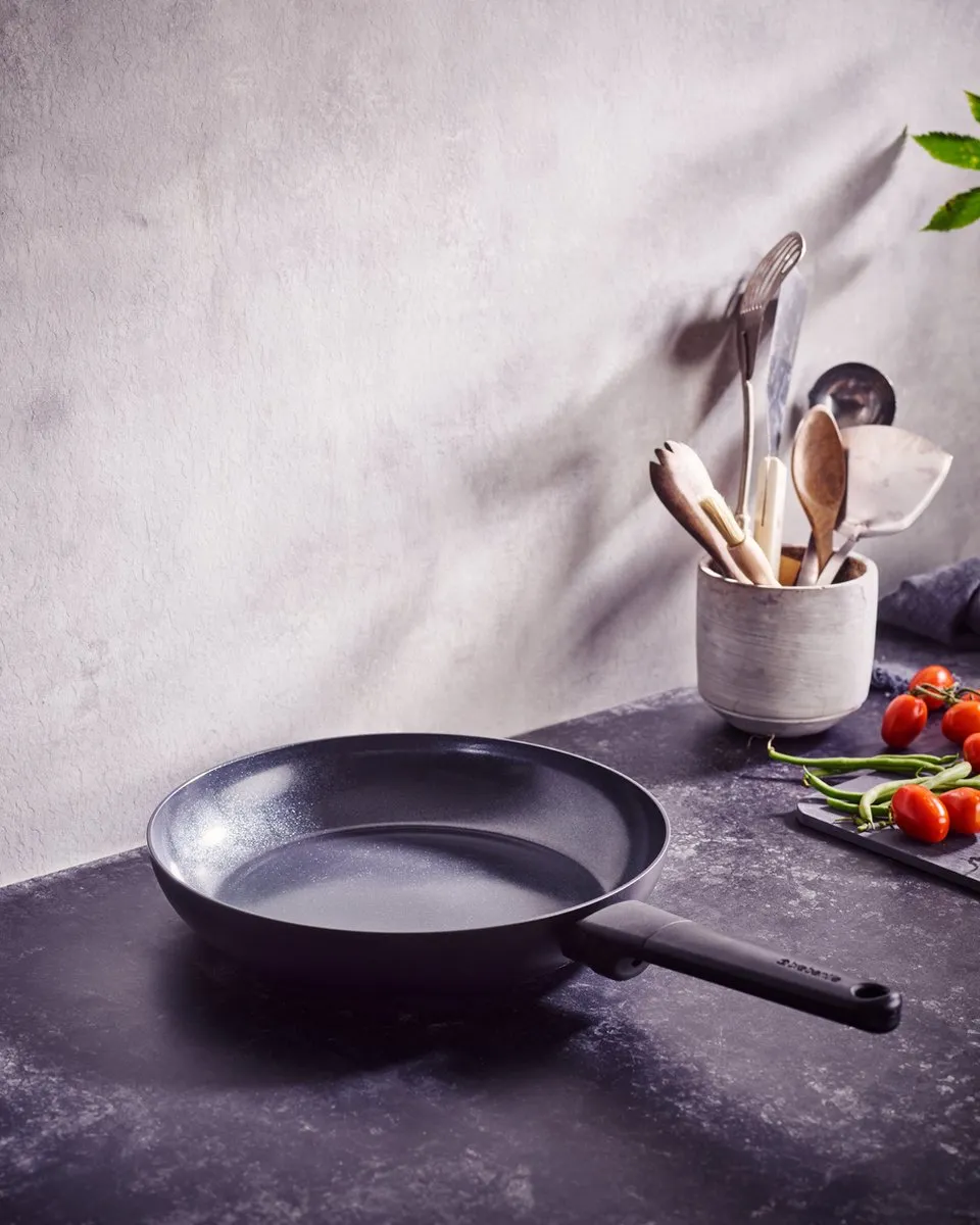 Brabantia NERO Koekenpan 28cm - Keramische anti-aanbaklaag - Zwart