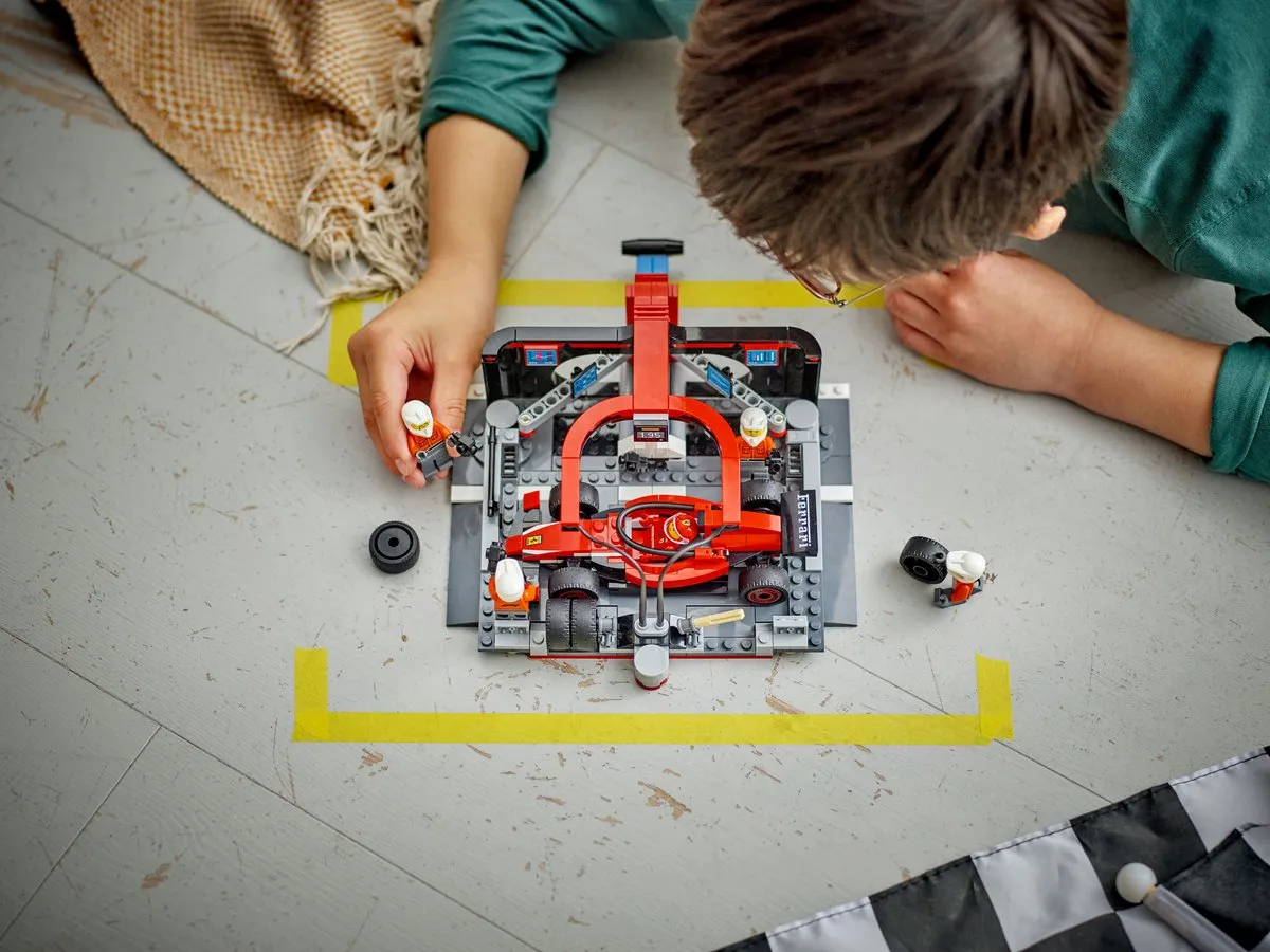 LEGO City F1 Pitstop 60443 - 5 Minifiguren - 322 Stukken