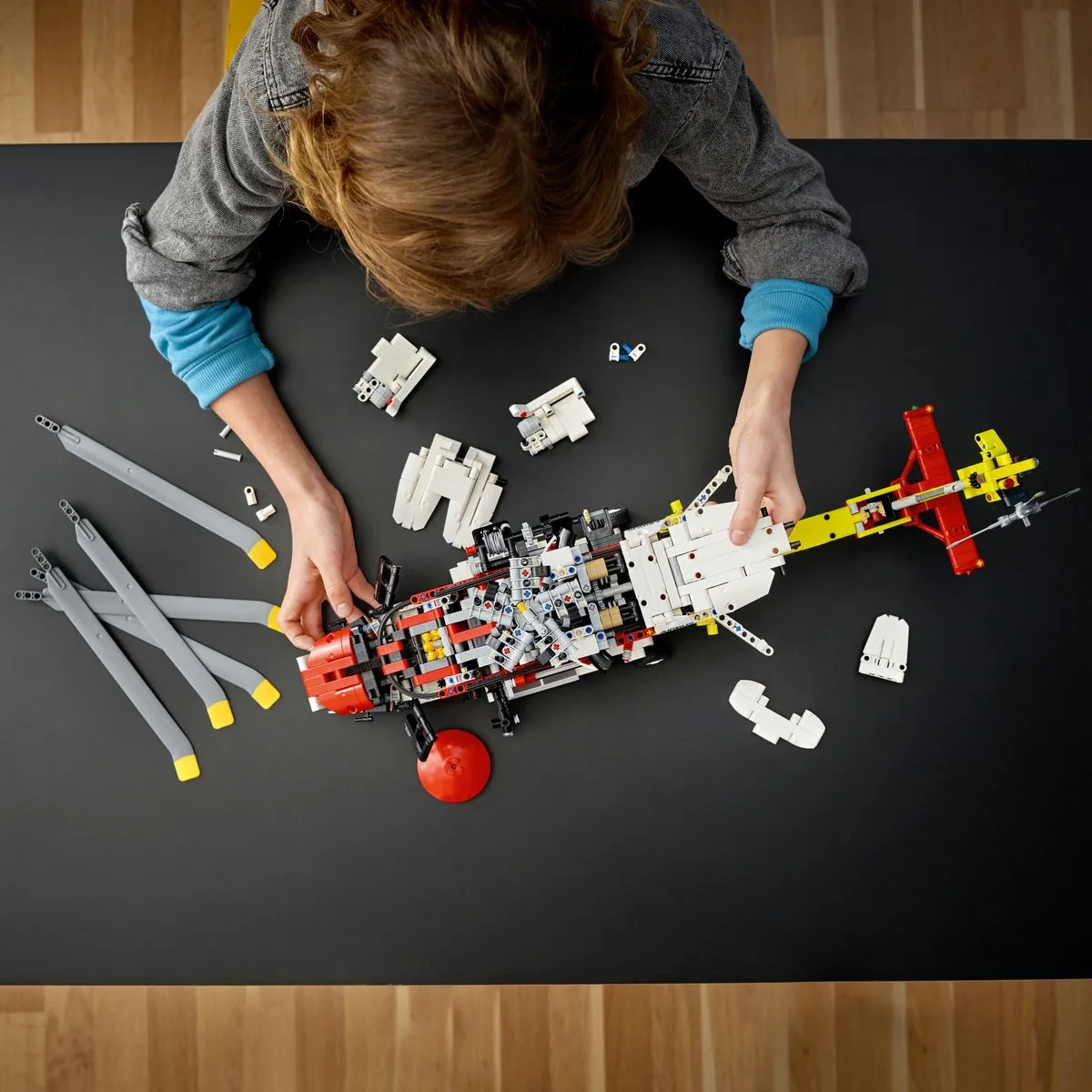 LEGO Technic Airbus H175 Reddingshelikopter 42145 - afbeelding 6 van 6