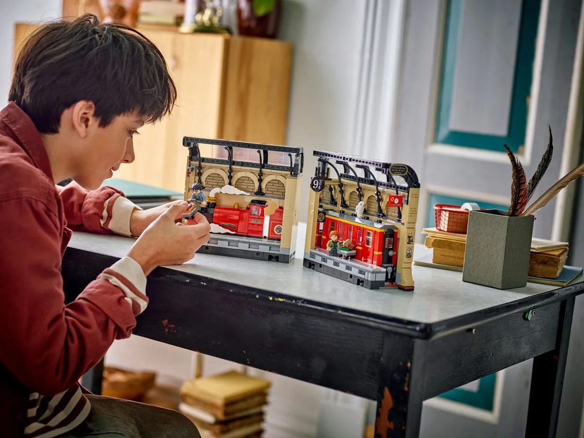 LEGO Harry Potter Zweinstein Express Boekensteun 76450 - 832 Stukken