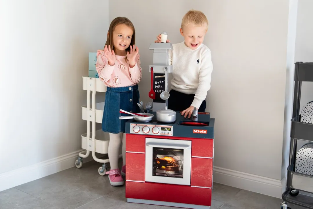 Klein Toys Miele Keukenset Rood Grijs - 4x AAA - afbeelding 6 van 6