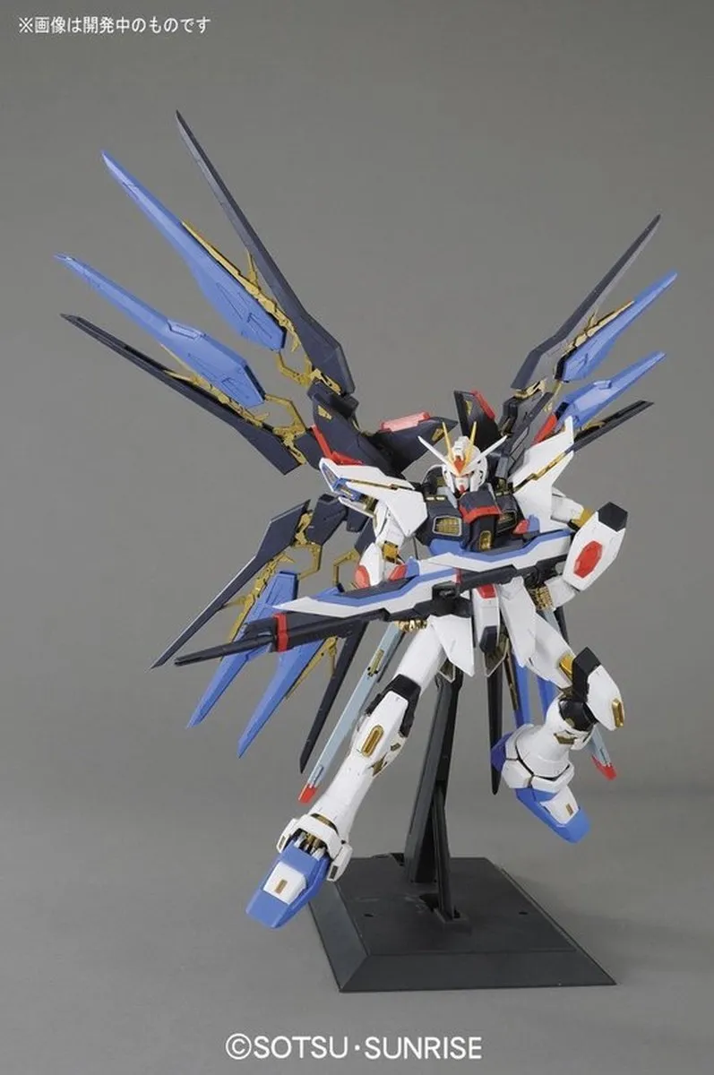 Bandai PG 1/60 Strike Freedom Gundam Perfect Grade Modelkit - Gouden