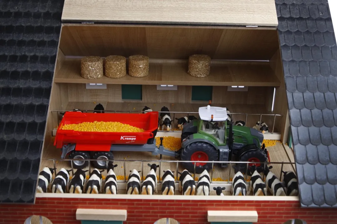 Kids Globe Boerderij Woonhuis met Stal 1:32 - Meerkleurig