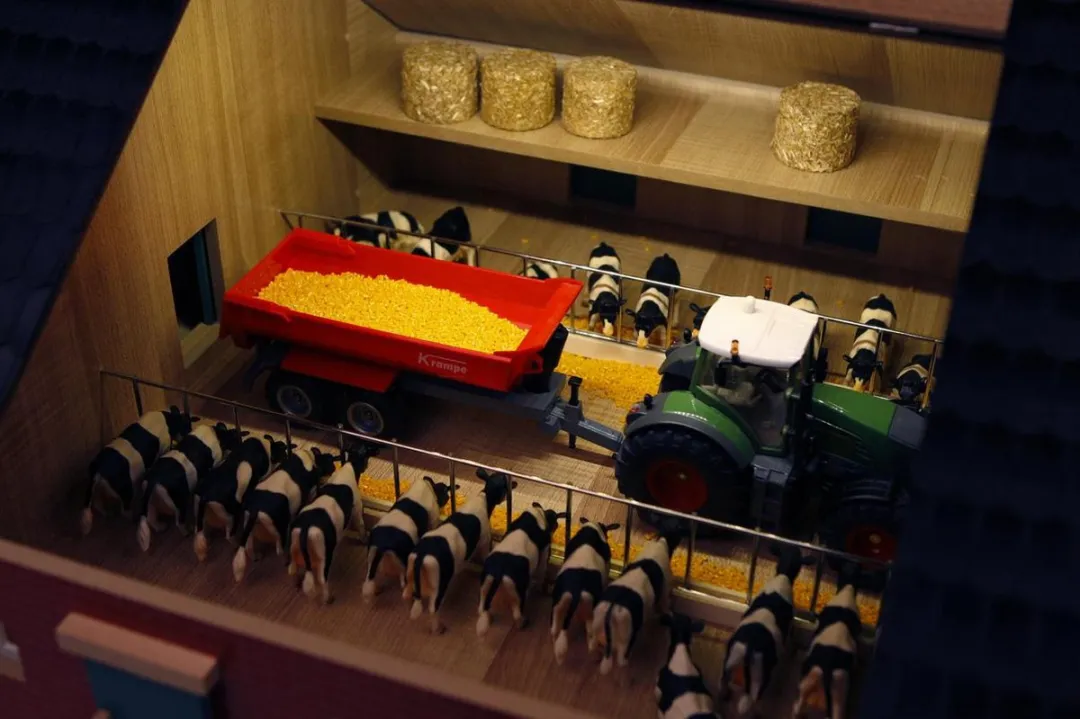 Kids Globe Boerderij Woonhuis met Stal 1:32 - Meerkleurig