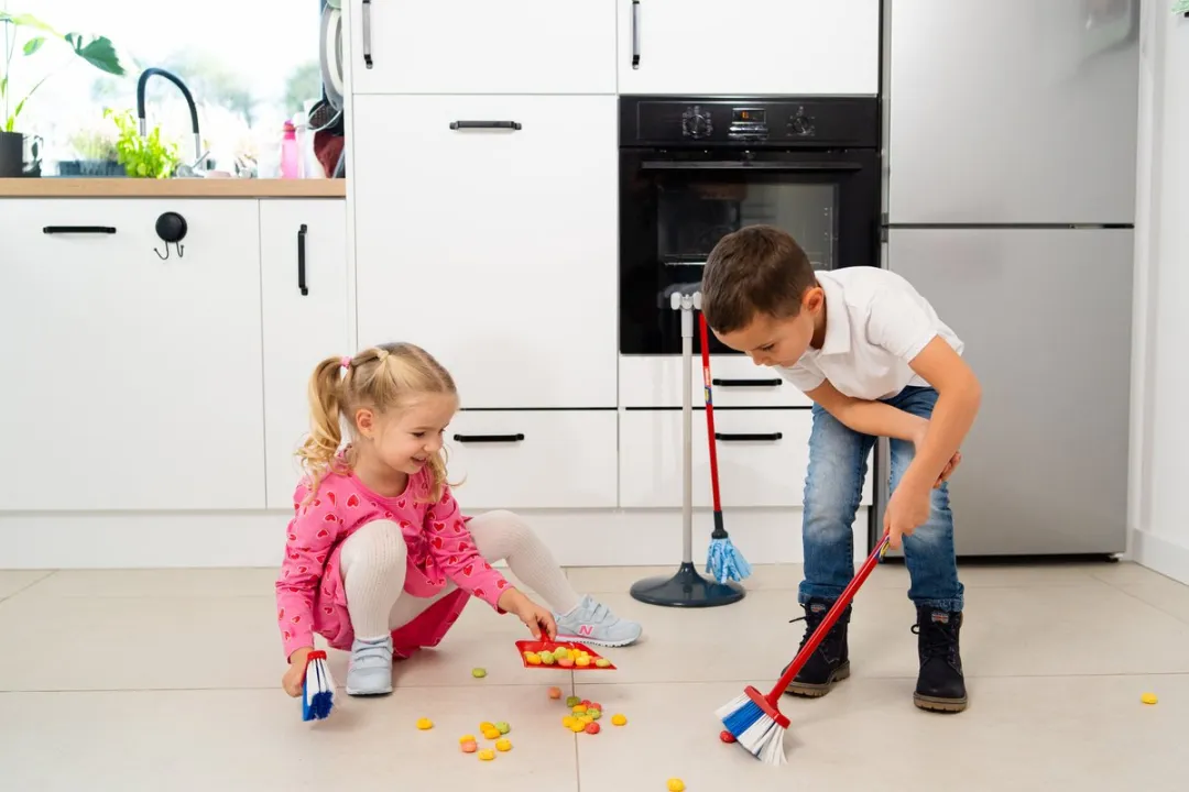 Klein Toys Vileda Schoonmaakstation - Stoffer, Blik & Bezems - 25x25x66cm - Rood/Blauw/Zwart - afbeelding 6 van 6