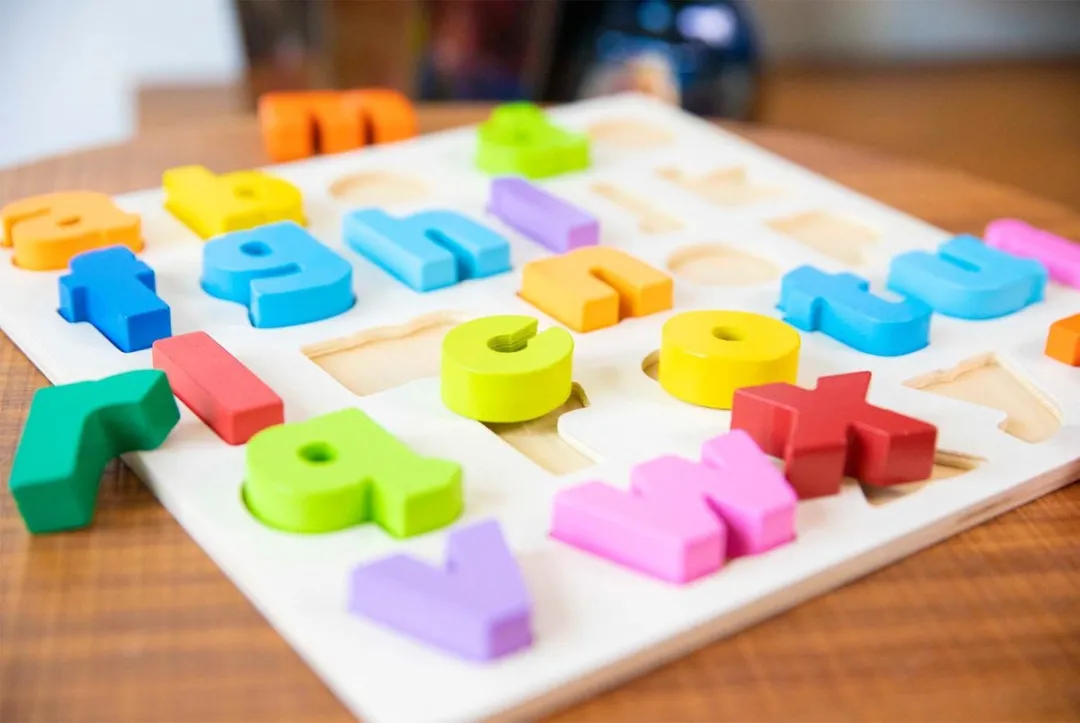 New Classic Toys Houten Alfabet Puzzel 26 Stuks - Regenboog