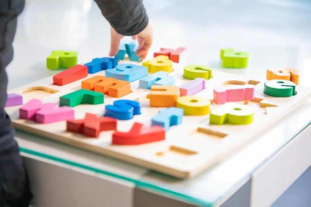 New Classic Toys Houten Alfabet Puzzel 26 Stuks - Regenboog
