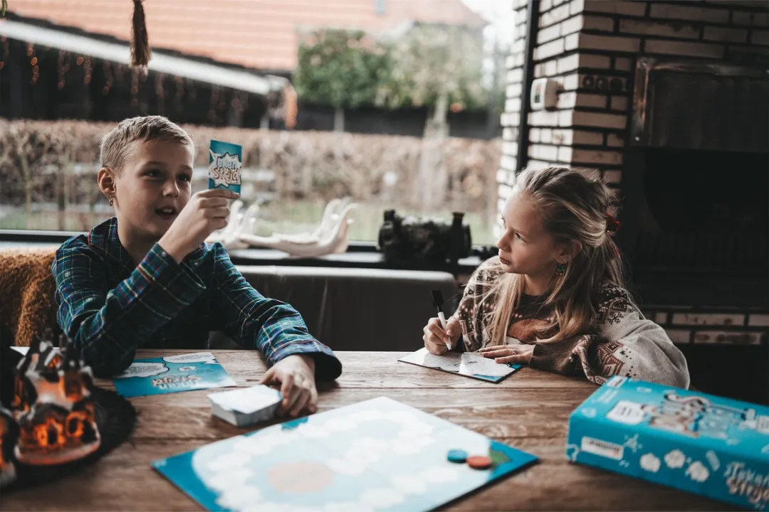Pingion Games - Tekenstrijd - Bordspel - Voor het hele gezin - Familiespel - Cadeau - Partyspel