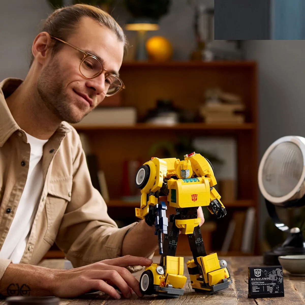 LEGO Icons Transformers Bumblebee 10338 - 950 Stukken - afbeelding 6 van 6
