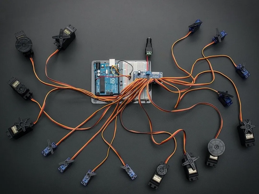 Adafruit PCA9685 16-Kanaals PWM/Servo Driver - I2C - Meerkleurig
