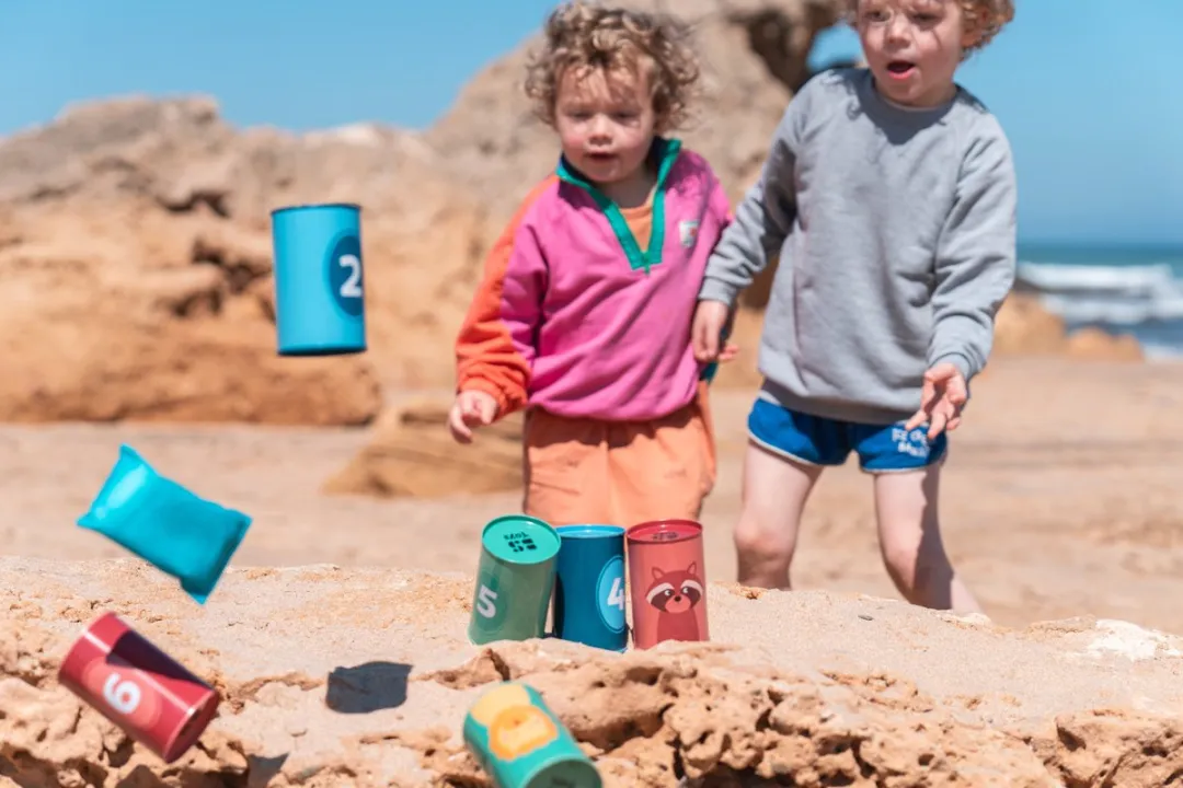 BS Toys Blikgooien Werpspel - Dieren en Cijfers - Pittenzak Gooien - Kinderspeelgoed vanaf 3 Jaar - Buitenspeelgoed - 6 Gekleurde Blikken - Cadeau kind