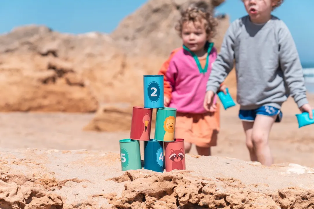 BS Toys Blikgooien Werpspel - Dieren en Cijfers - Pittenzak Gooien - Kinderspeelgoed vanaf 3 Jaar - Buitenspeelgoed - 6 Gekleurde Blikken - Cadeau kind