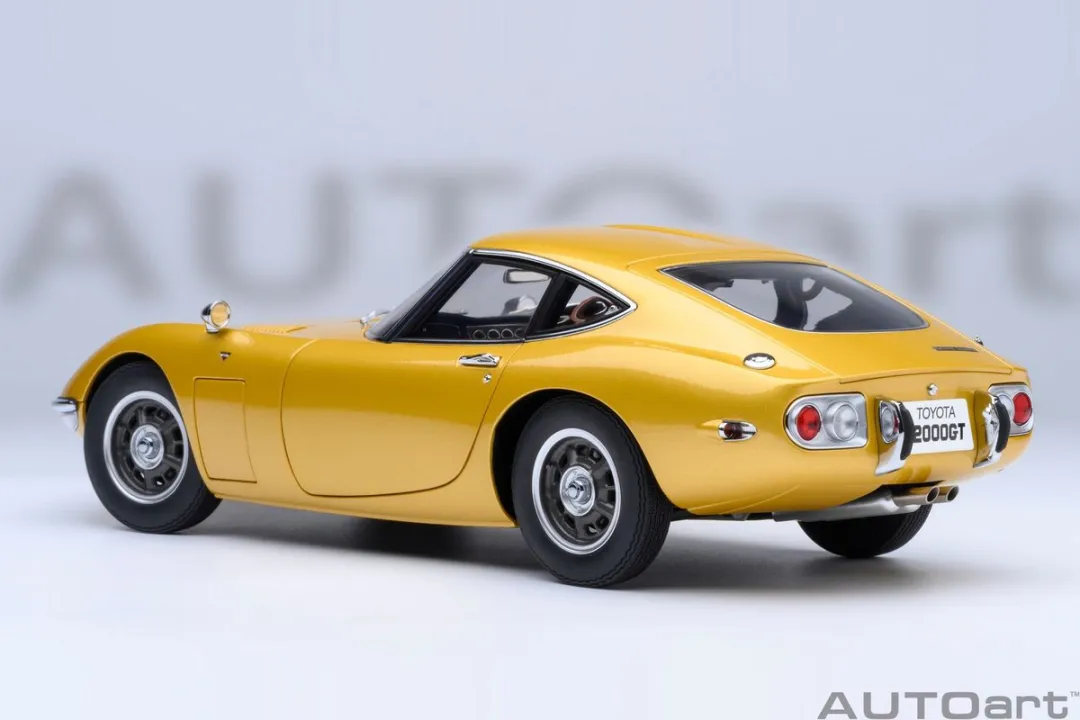Toyota 2000GT AUTOart 1/18 - 1967 Gold
