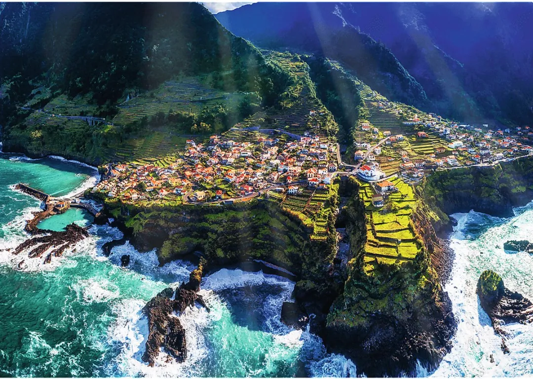 Trefl Puzzel 1000 Stuks Madeira Island - Premium Plus Multicolor