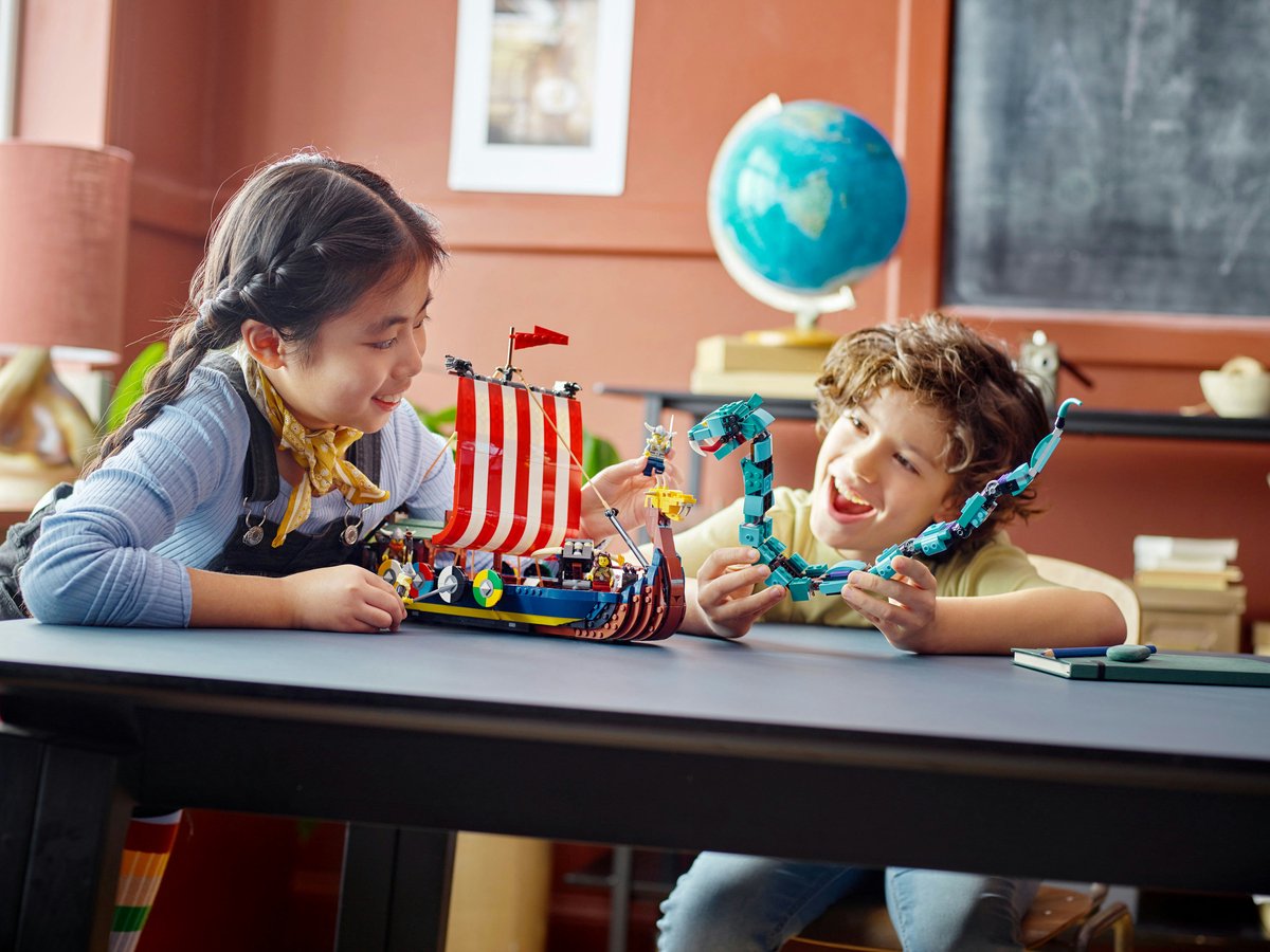 LEGO Creator Vehicles Vikingschip en de Midgaardslang - 31132