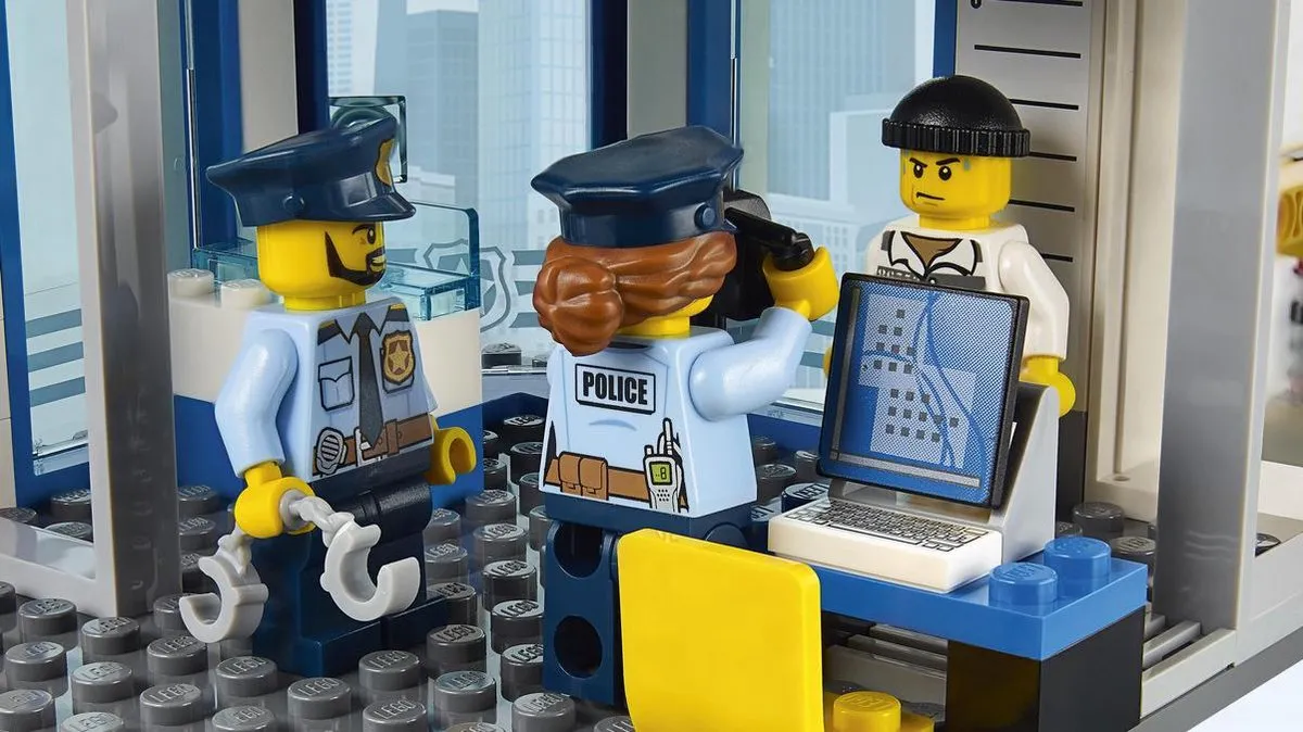 LEGO City Politiebureau 60141 - 7 Minifiguren
