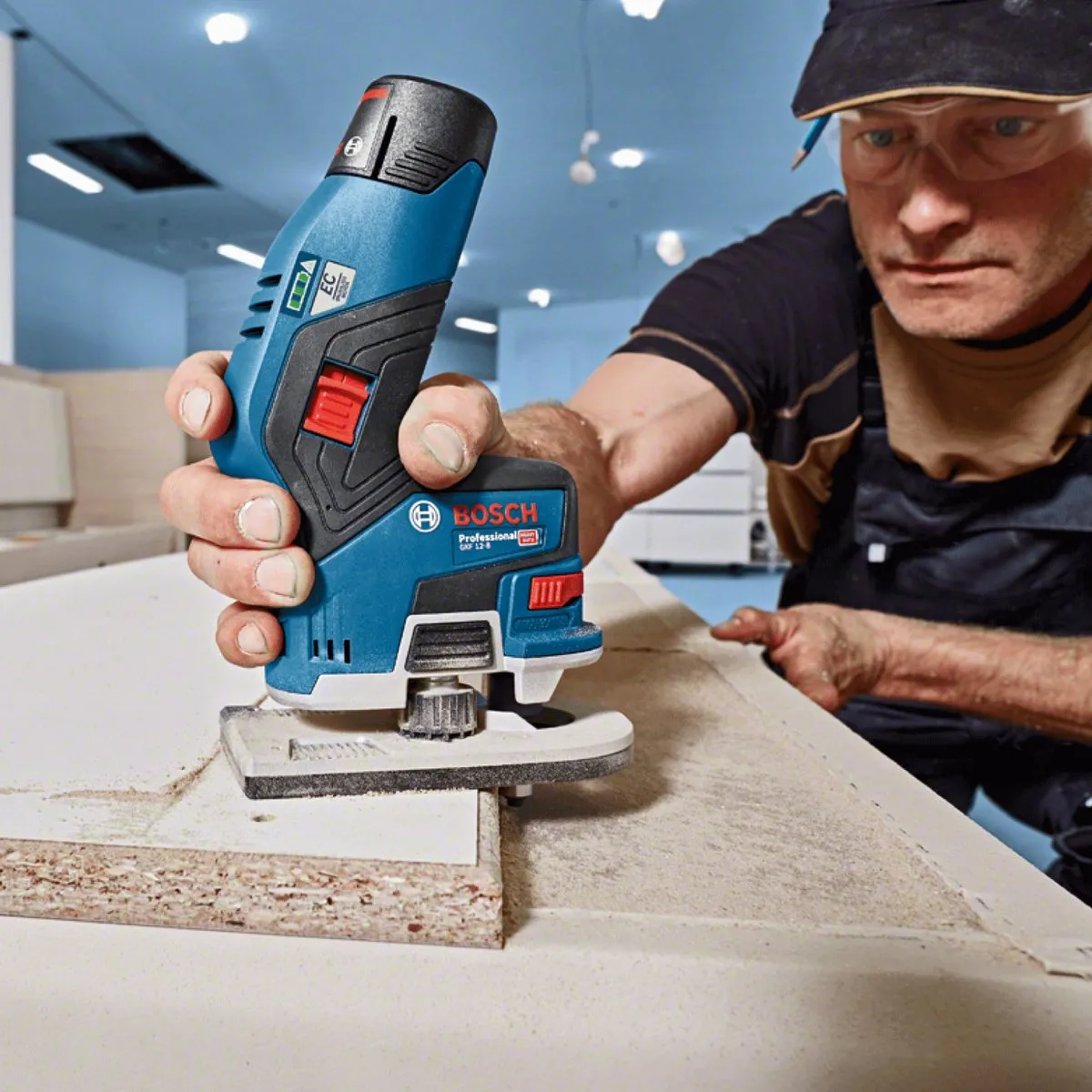 Bosch GKF 12V-8 Accukantenfrees - 2x 2.0 Ah Blauw