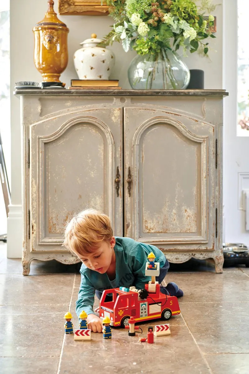 Tender Leaf Toys Fire Engine 4608367 - Rood