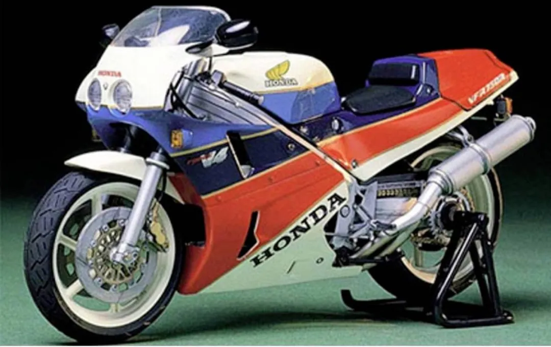 Tamiya Honda VFR750R 1:12 Modelbouwpakket