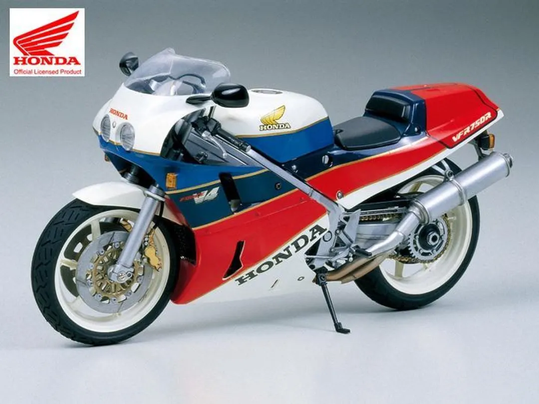 Tamiya Honda VFR750R 1:12 Modelbouwpakket - Blauw/Rood/Wit