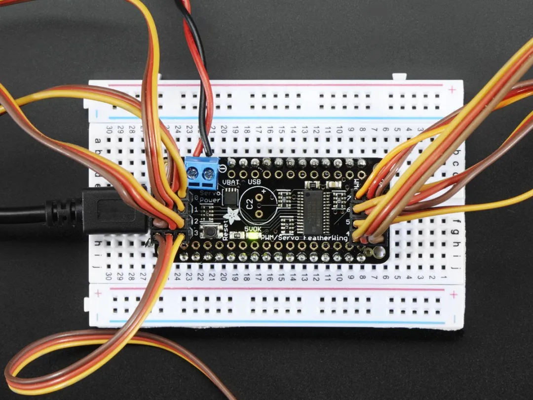 Adafruit 2928 8-Kanaals PWM/Servo FeatherWing