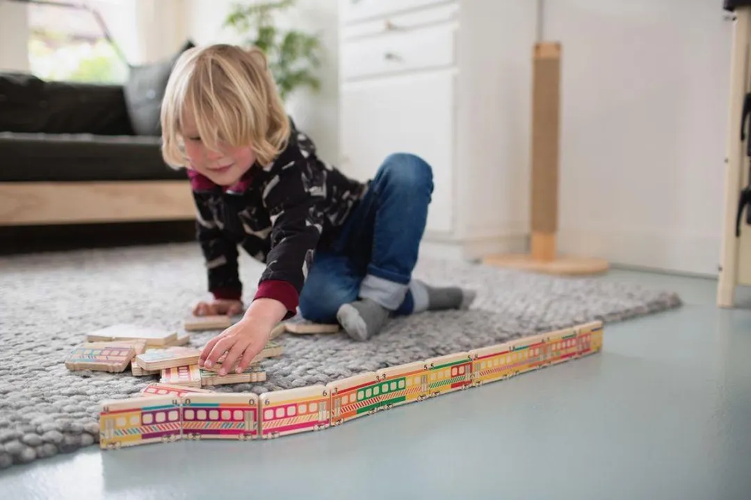 BS Toys Domino Treinen GA373 - 28 Houten Wagonnetjes - Educatief