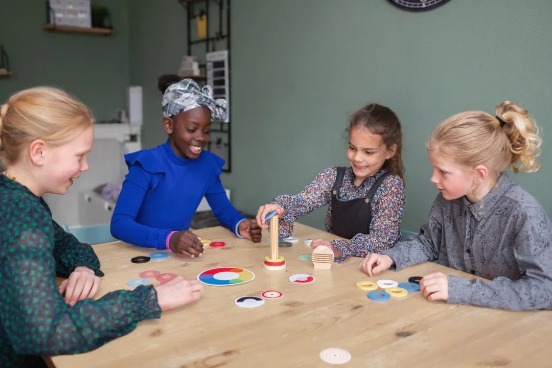 BS Toys GA462 Kleurcombinatie Race Strategisch Spel - 2 tot 4 Spelers