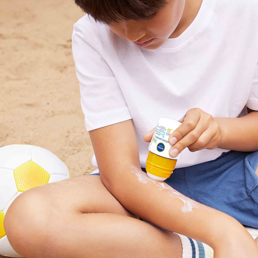 NIVEA SUN Babies & Kids Sensitive Roll-On Zonnebrand Stick SPF 50 - 50ml