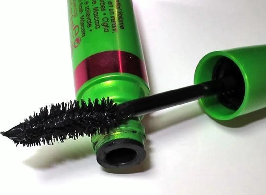 Rimmel London Max Bold Curves Mascara 001 Zwart