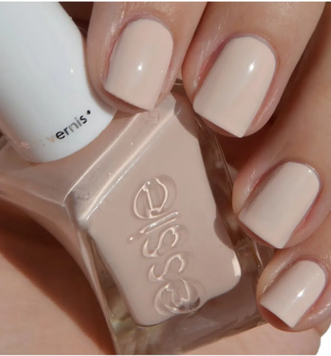 essie Gel Couture Nagellak 1104 Captivate Me - Nude