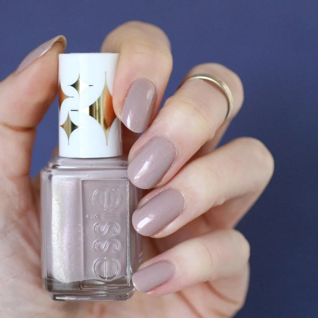 essie Nagellak 469 Sweet Tart - Grijs Metallic