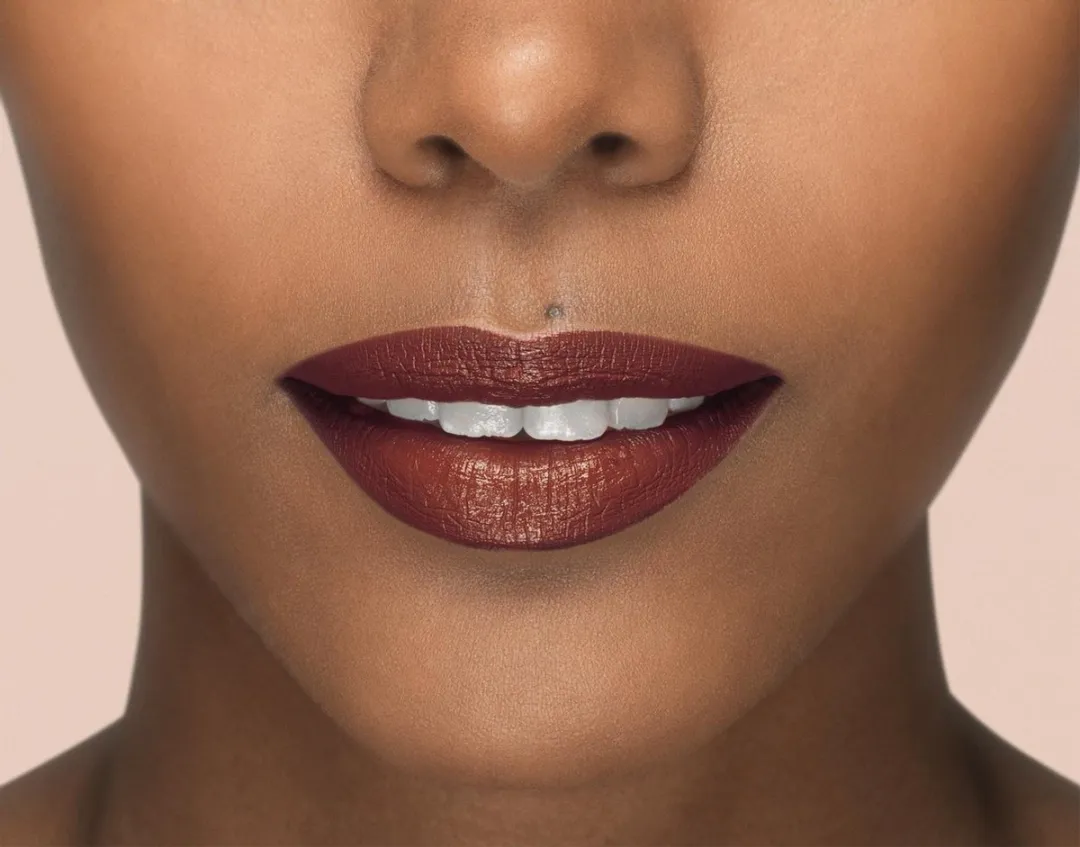 L'Oréal Paris X Isabel Marant Lippenstift 01 Belleville Rodeo - Donkerrood - afbeelding 6 van 6
