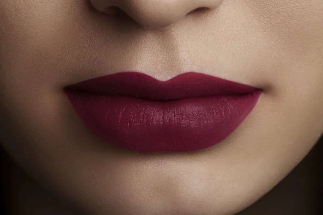 L'Oréal Paris Rouge Signature Lippenstift 103 I Enjoy - Donkerrood Mat - afbeelding 6 van 6