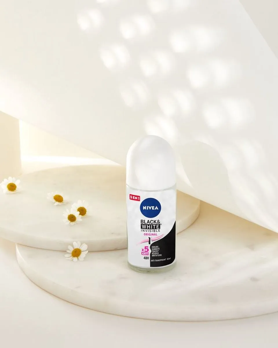 NIVEA Black & White Invisible Deodorant Roller 50ml