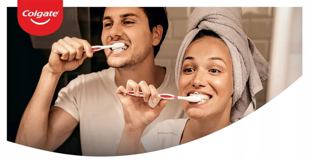 Colgate 360 Deep Clean Houtskooltandenborstel Medium - afbeelding 2 van 5