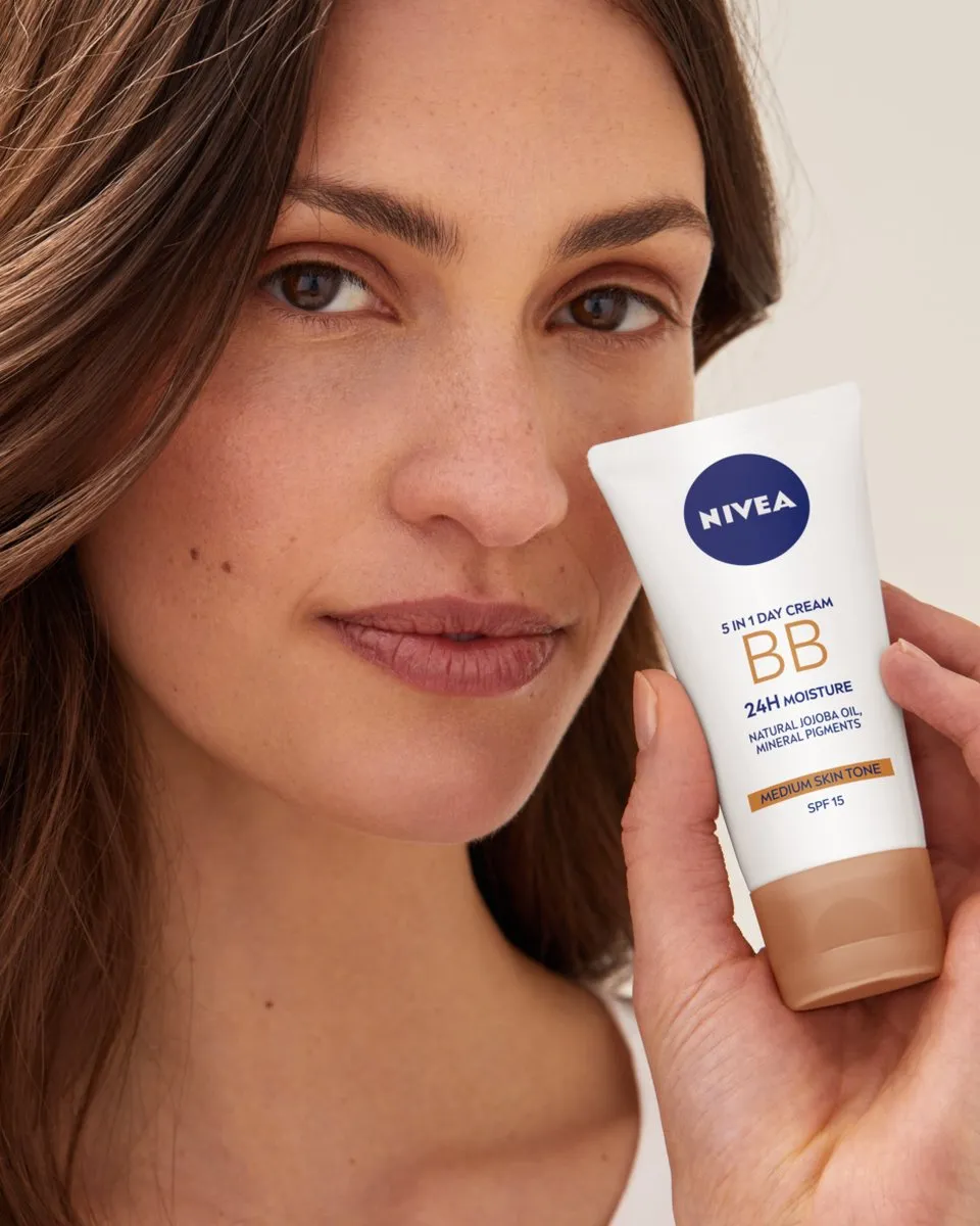 NIVEA Essentials 5in1 BB Dagcrème Medium SPF 15 - 50ml - afbeelding 6 van 6