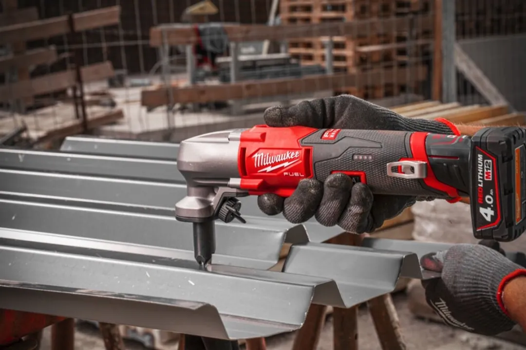 Milwaukee M12 FNB16-0 FUEL Accu Knabbelschaar 12V - 1.6mm