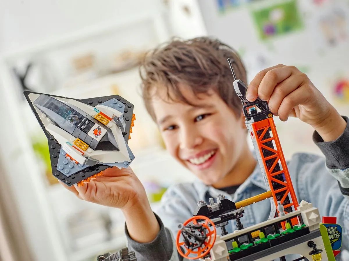 LEGO City 60473 The City Tower - 1908 Stukken - 7 Minifiguren