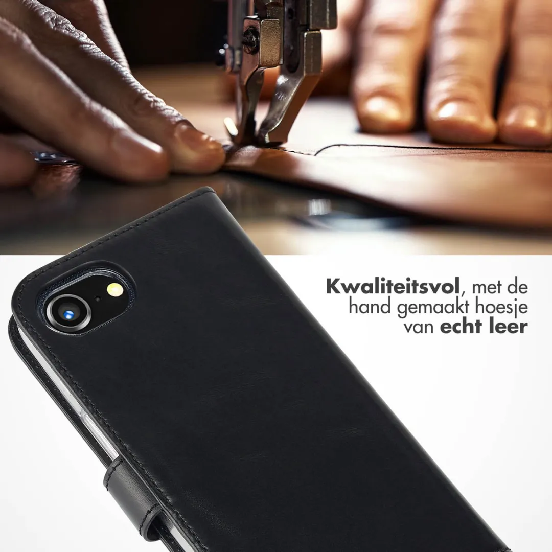 Selencia Hoesje iPhone 16e Echt Lederen Bookcase - 3 Pasjes - Zwart