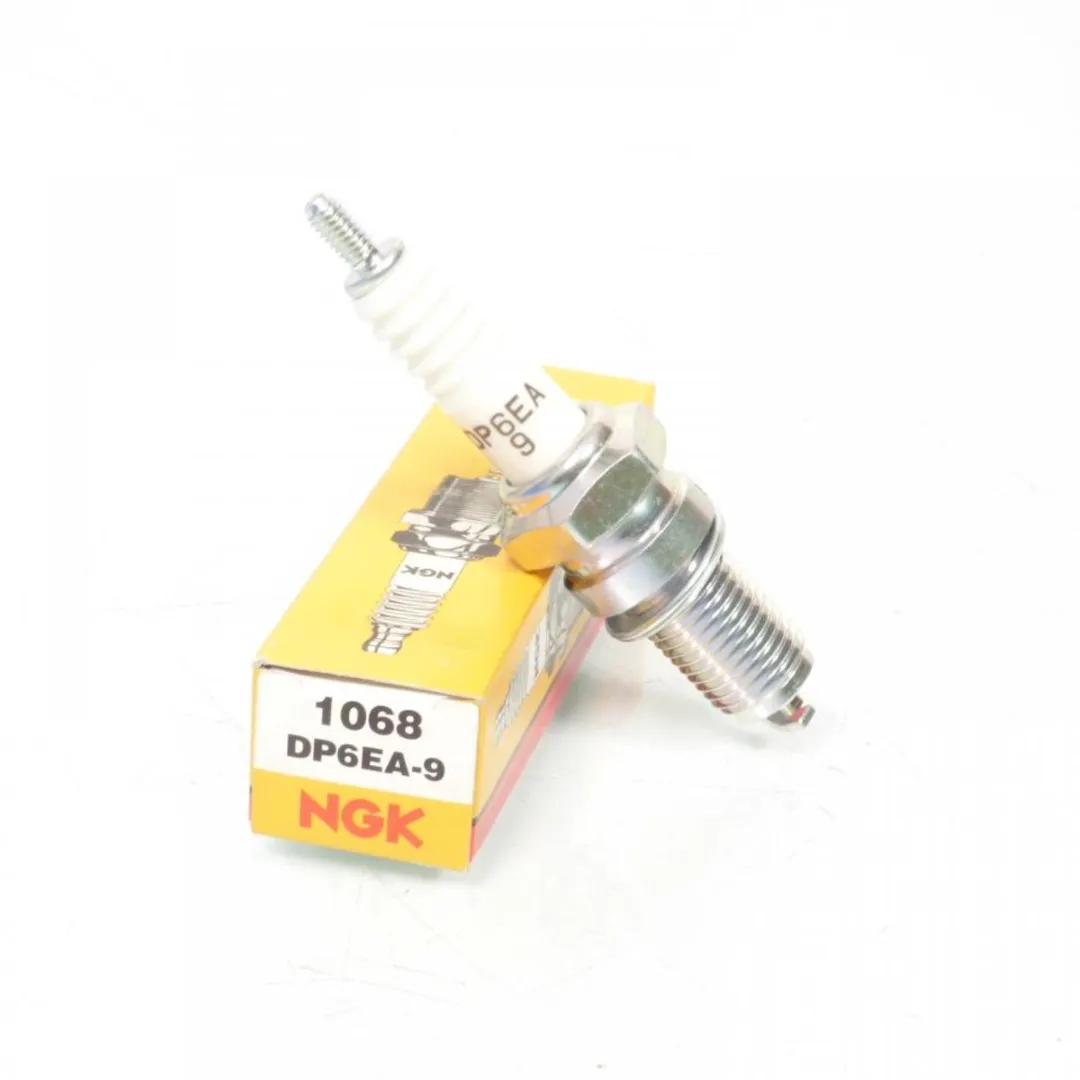 NGK DP6EA-9 Bougie Scooter Honda Helix/Spazio 1988-1991 - Wit