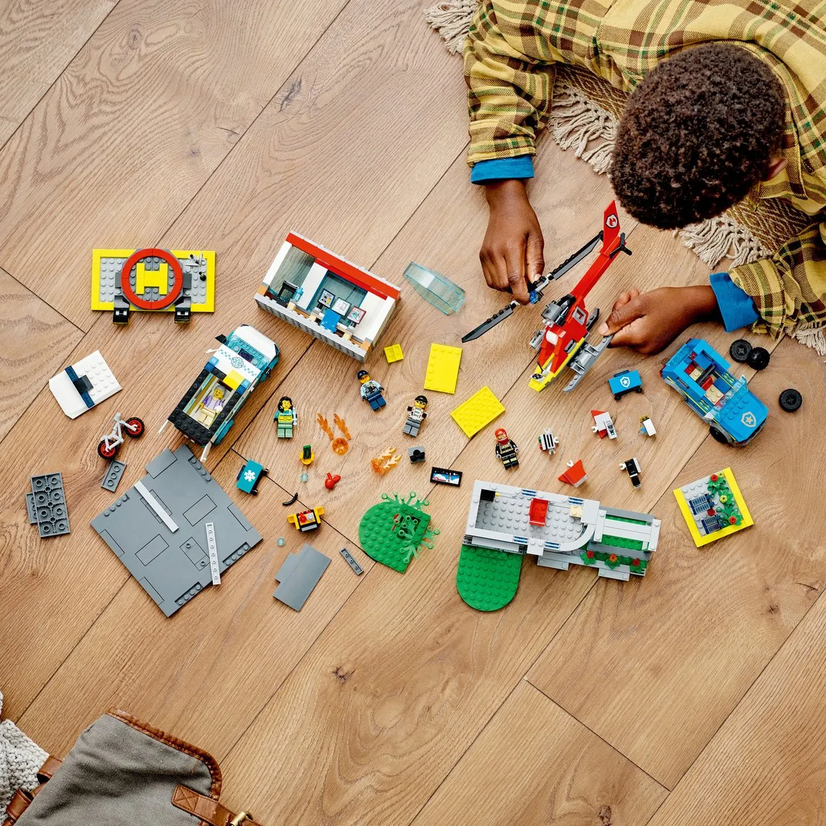 LEGO City Hoofdkwartier Hulpdienstvoertuigen 60371 - Meerkleurig